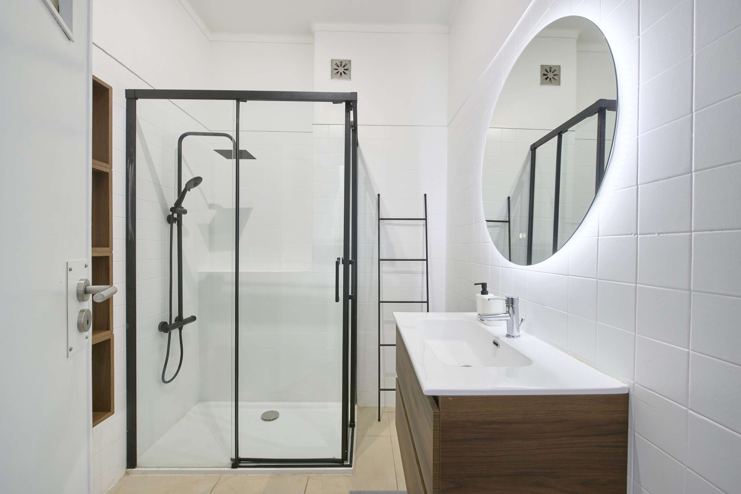 Cosy Single Room 8 with Ample Light em São Sebastião da Pedreira, lisboa – foto 5 de 17