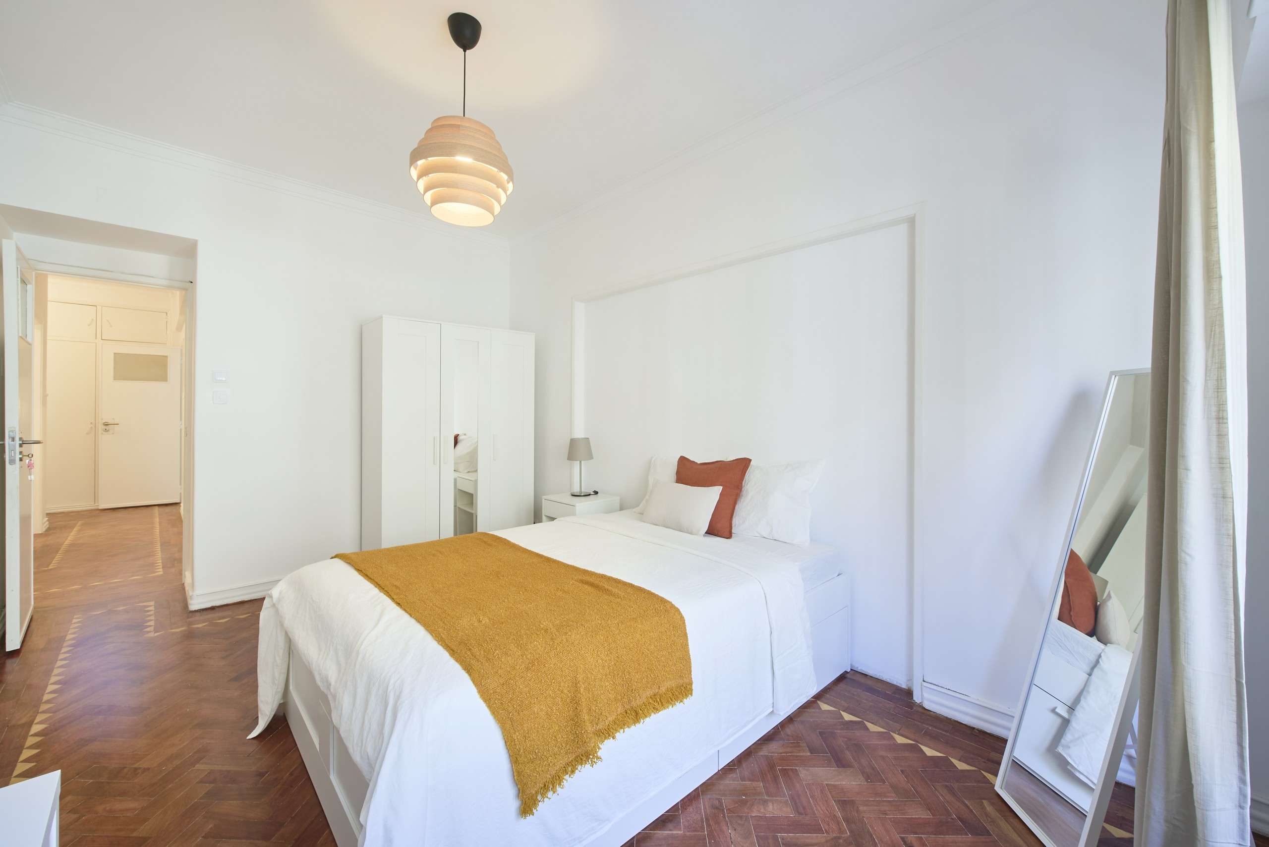 Comfortable Double Room 3 with Light em São Sebastião da Pedreira, lisboa – foto 2 de 17