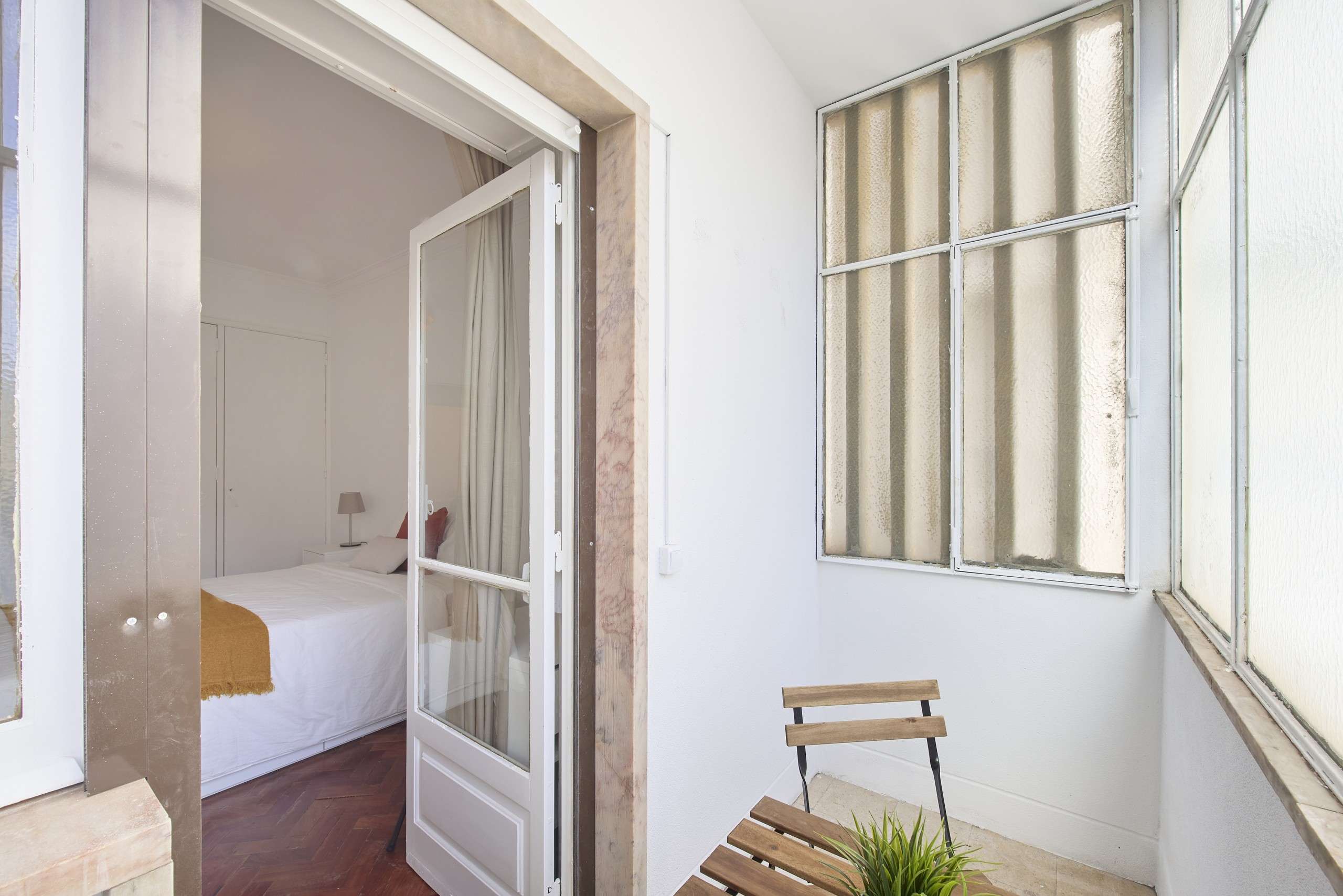 Modern Double Room 6 & Natural Light em São Sebastião da Pedreira, lisboa – foto 4 de 16