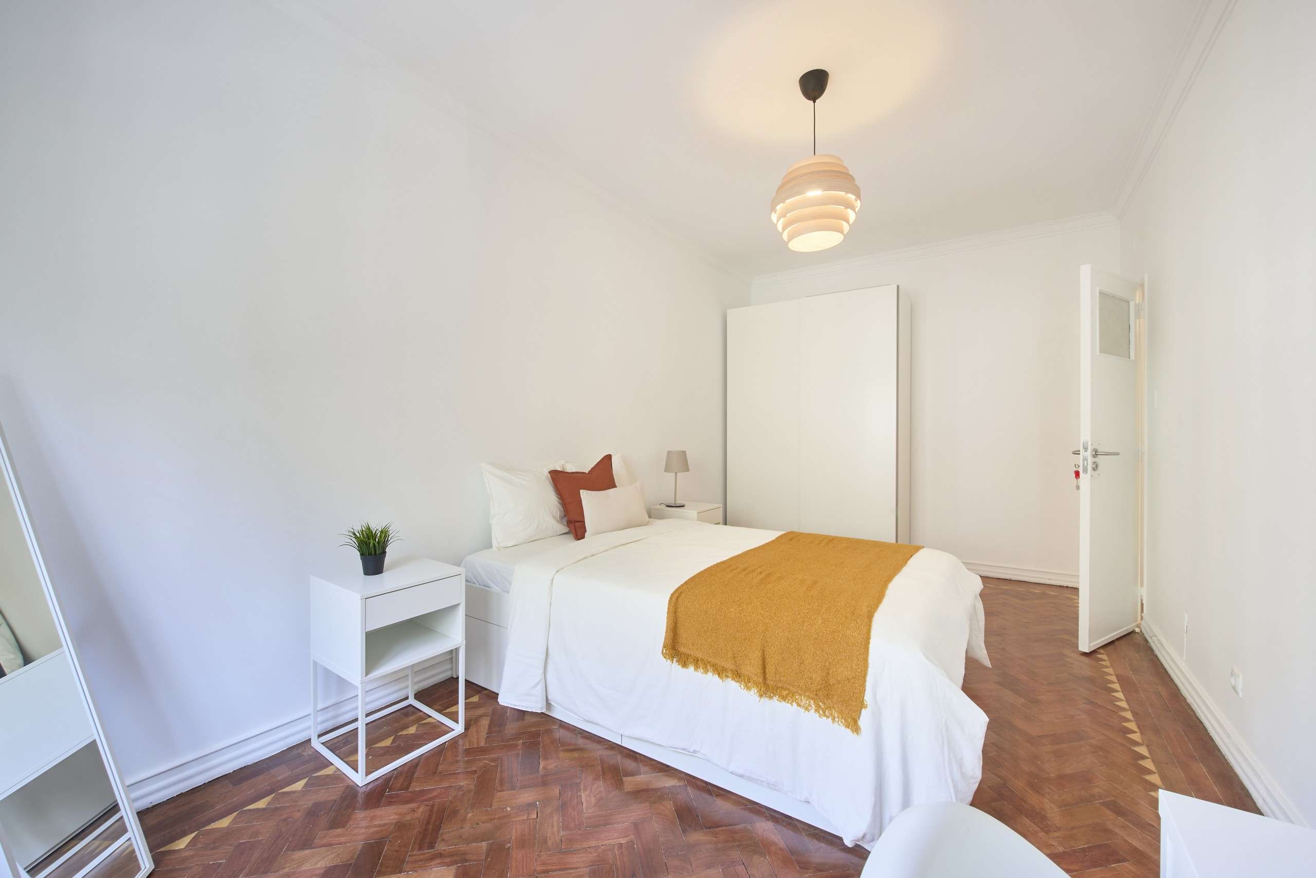 Bright Modern Double Room 5 em São Sebastião da Pedreira, lisboa – foto 2 de 16