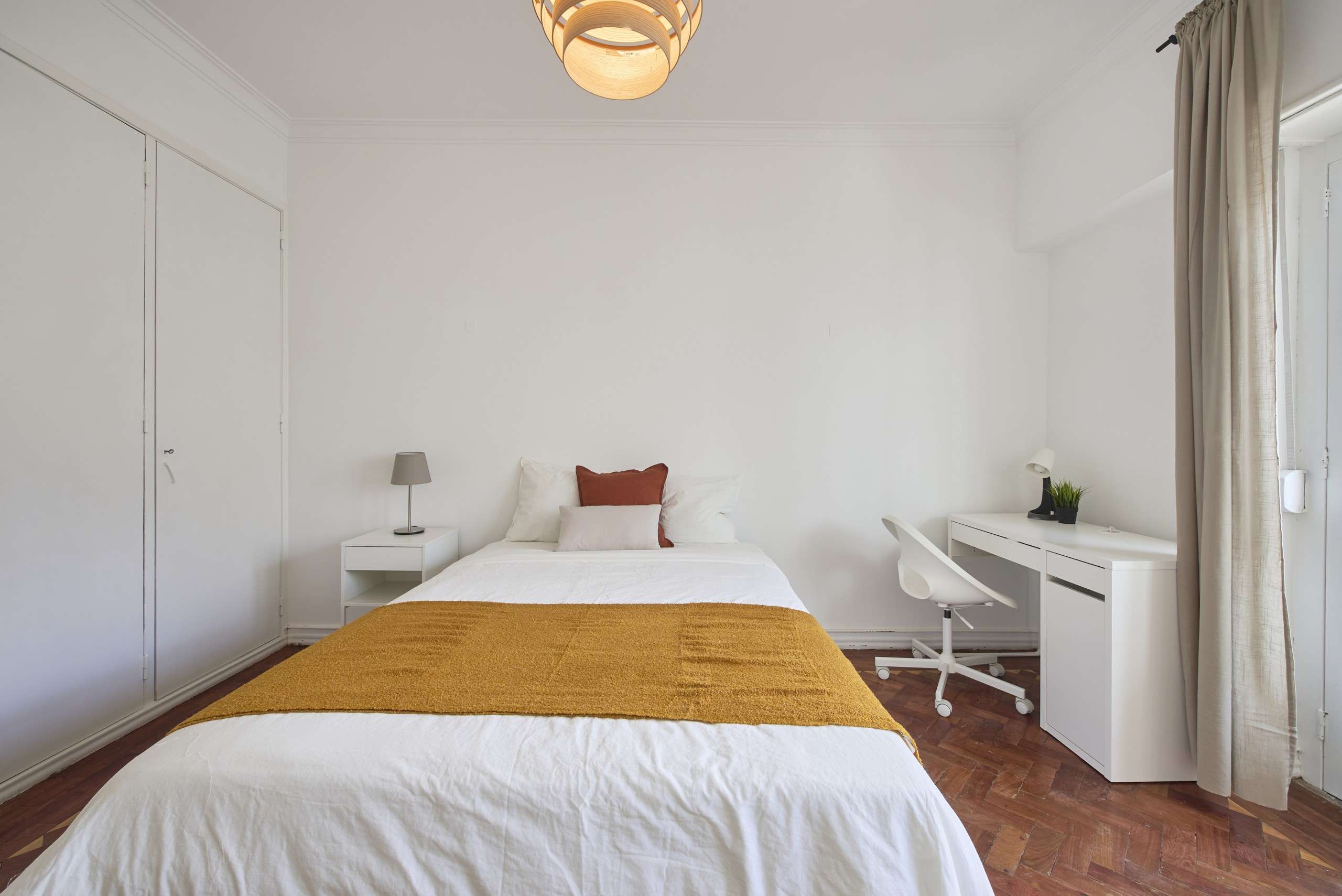 Modern Double Room 6 & Natural Light em São Sebastião da Pedreira, lisboa – foto 2 de 16