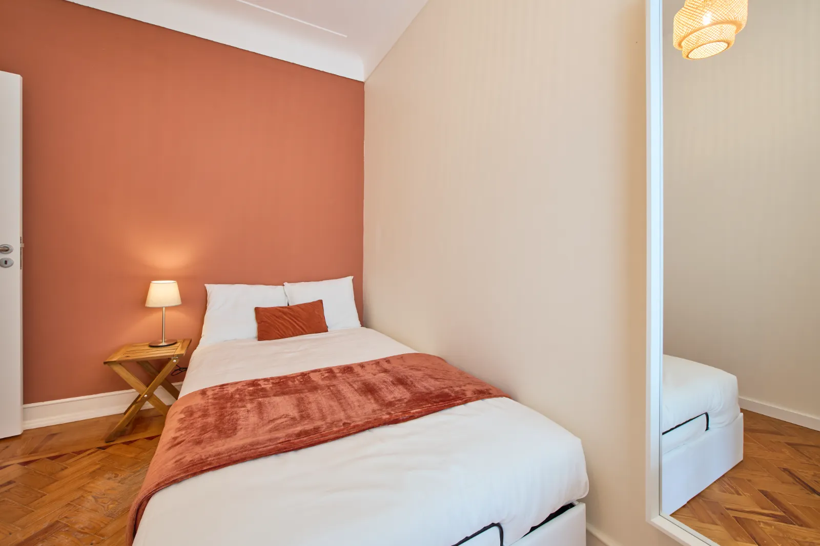 Room 6 - Double Room in Arroios, Lisbon – photo 2 of 17
