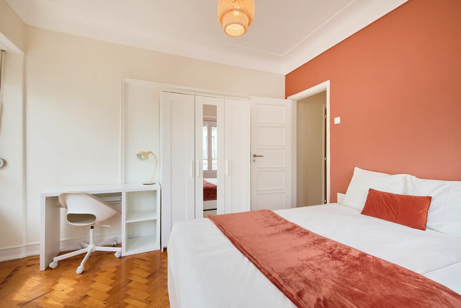 Room 2 - Double Room in Arroios, Lisbon – photo 4 of 20