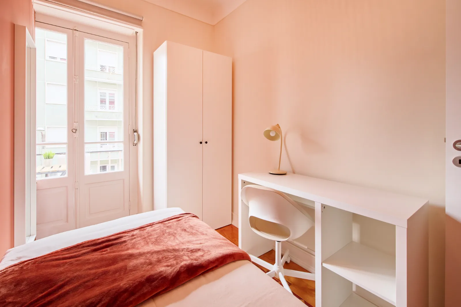 Room 4 - Single Room in lisboa – photo 1 of 7