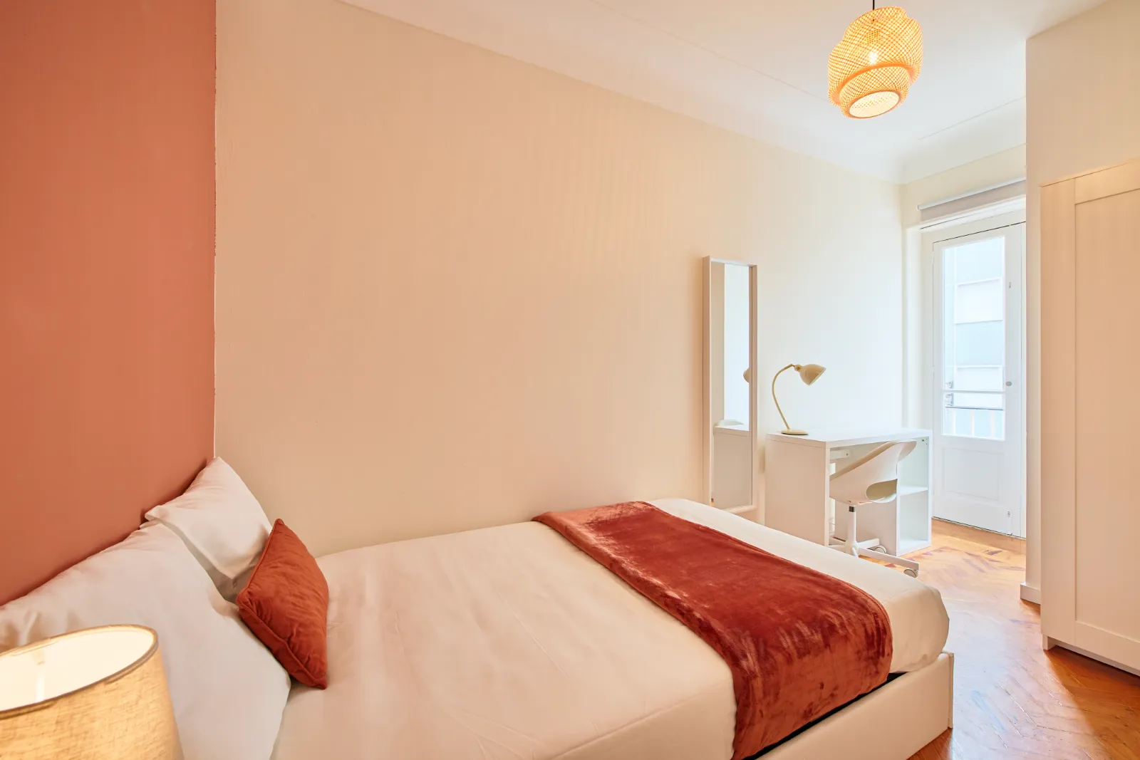 Room 6 - Double Room in Arroios, Lisbon – photo 4 of 17
