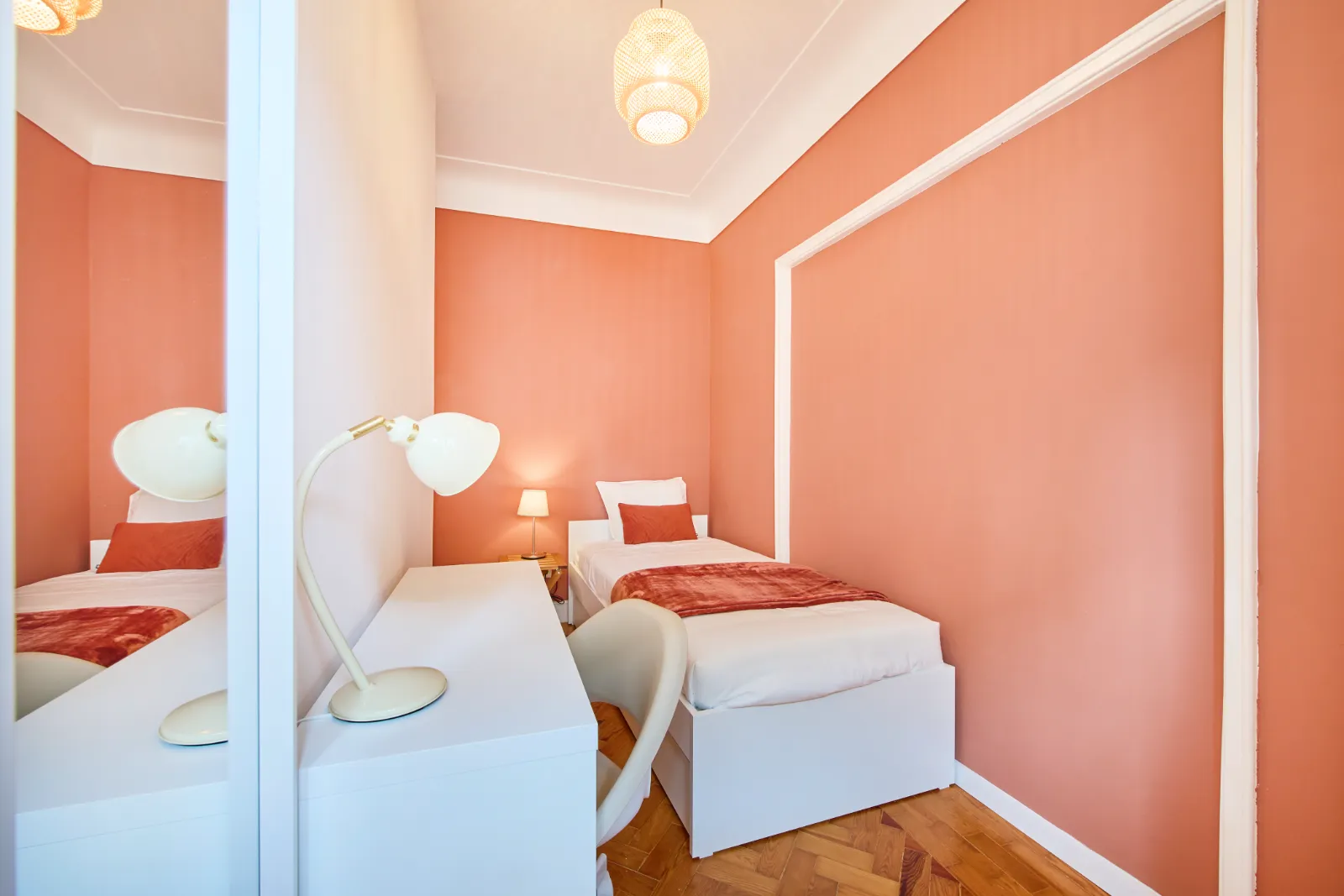 Room 3 - Single Room in lisboa – photo 1 of 6