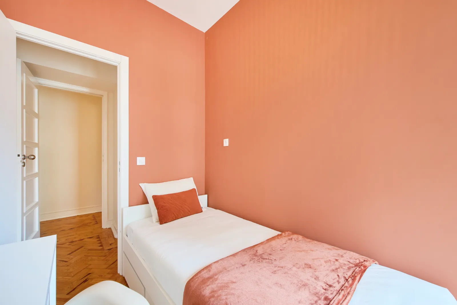 Room 4 - Single Room in Arroios, Lisbon – photo 4 of 19