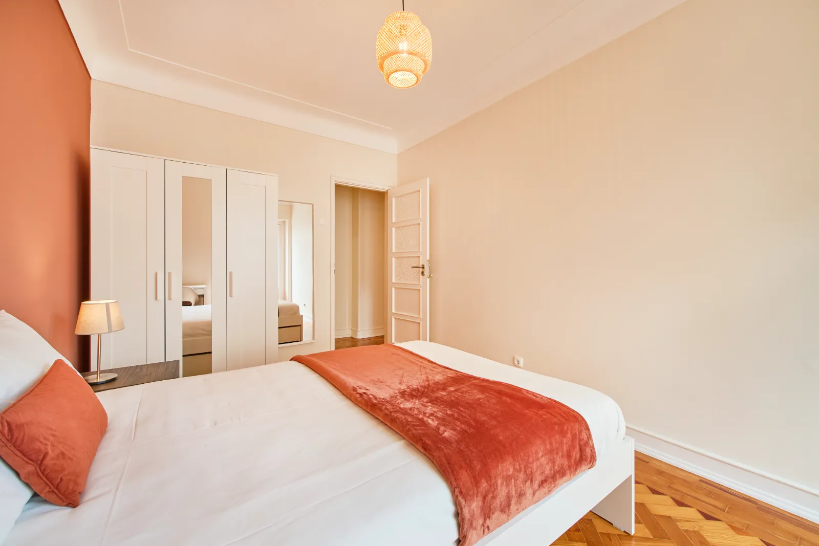 Room 5 - Double Room in Arroios, Lisbon – photo 2 of 20