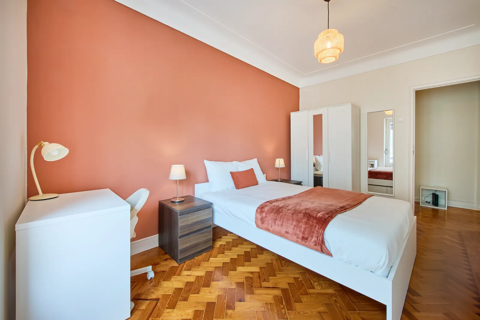 Room 5 - Double Room in Arroios, Lisbon – photo 4 of 20