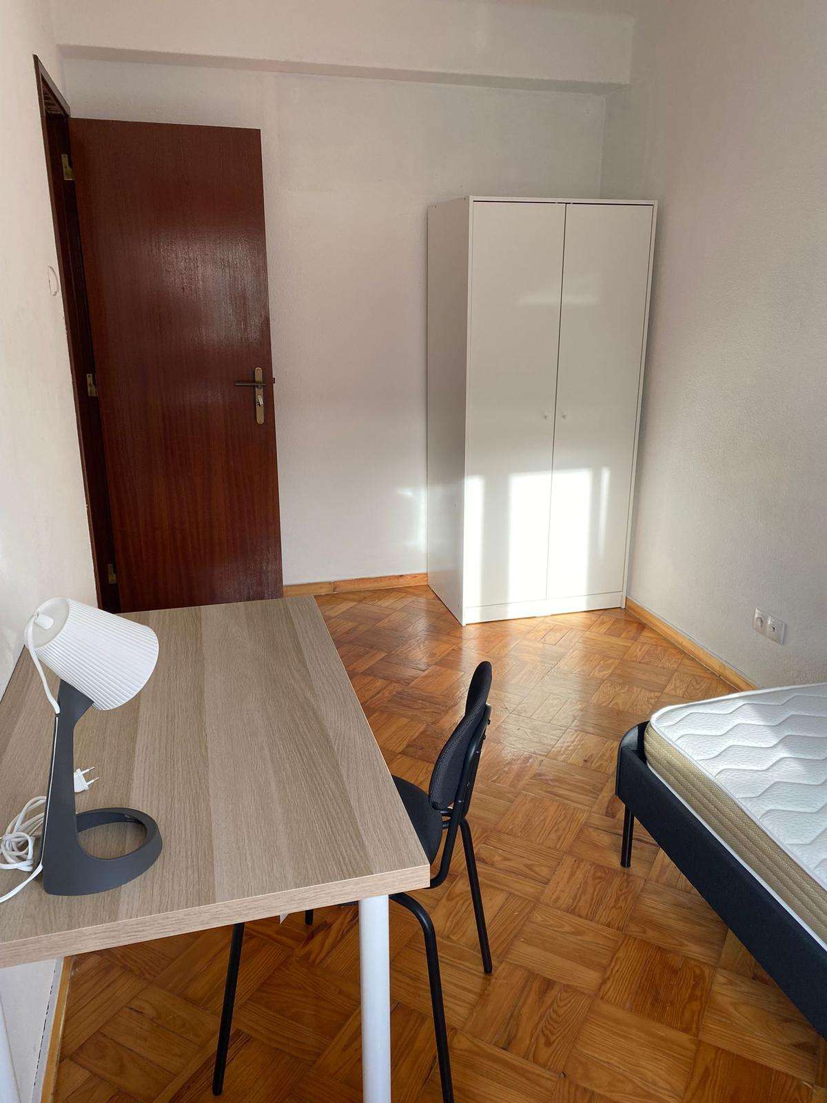 Cozy room number 3 in Odivelas, lisboa – photo 2 of 8