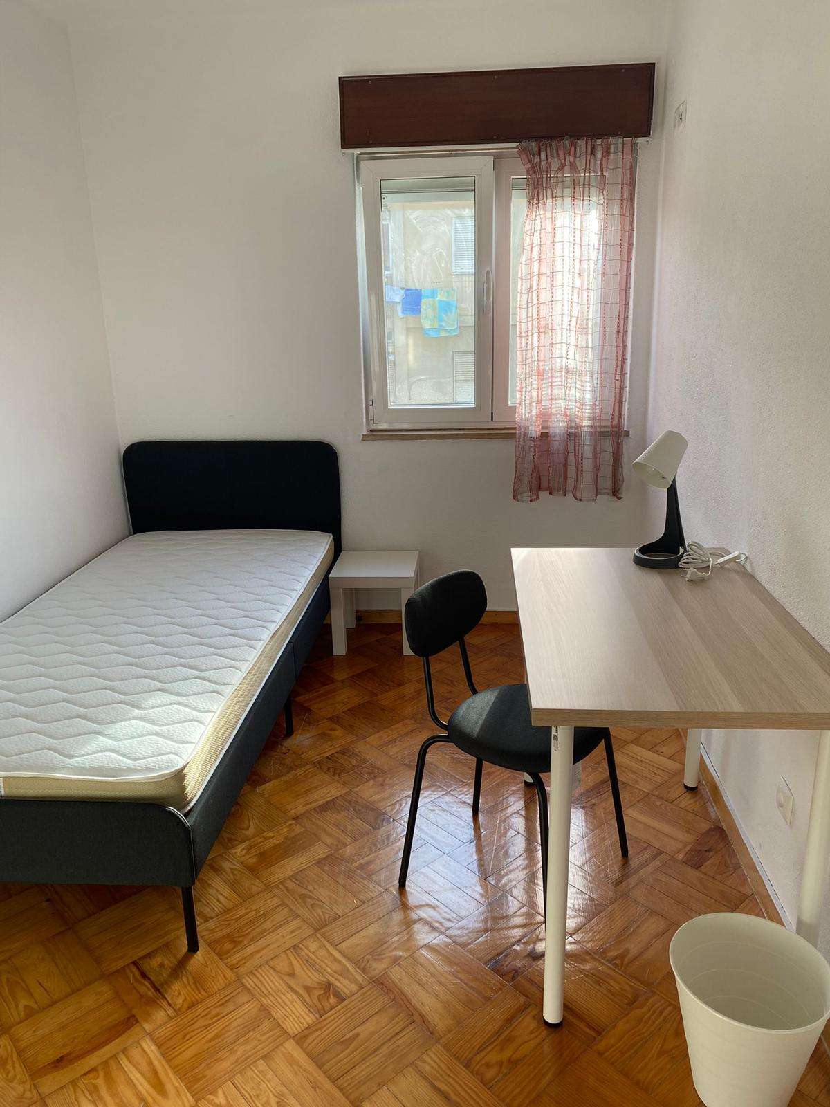 Cozy room number 3 in lisboa – photo 1 of 3