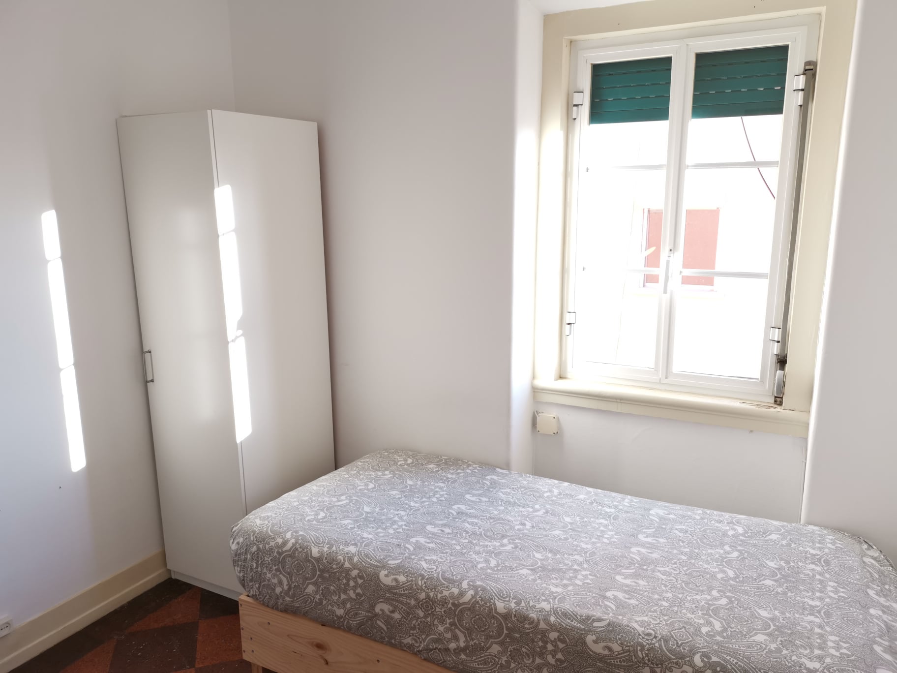 Room 6 w/ private bathroom em Penha de França, lisboa – foto 3 de 19