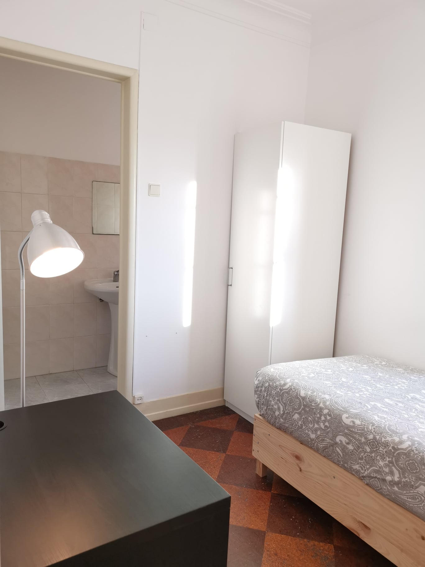 Room 6 w/ private bathroom em Penha de França, lisboa – foto 2 de 19