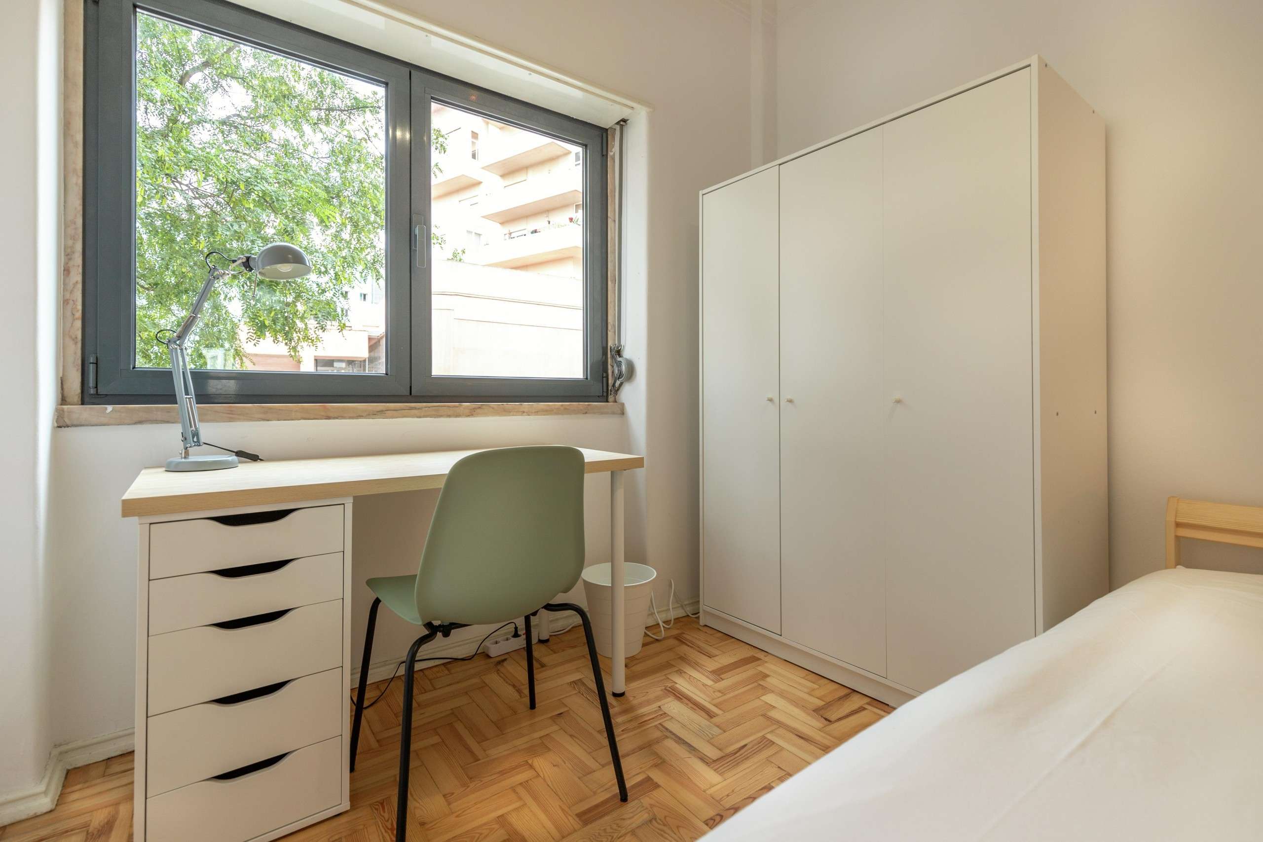 Comfortable Double Room 4 in Bairro do Rego, lisboa – photo 3 of 14