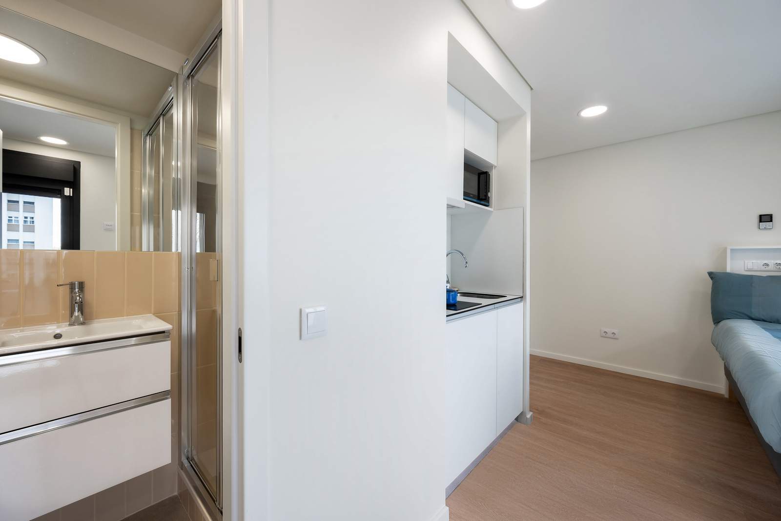 Balcony Deluxe Studio Apartment in Areeiro, lisboa – photo 2 of 18