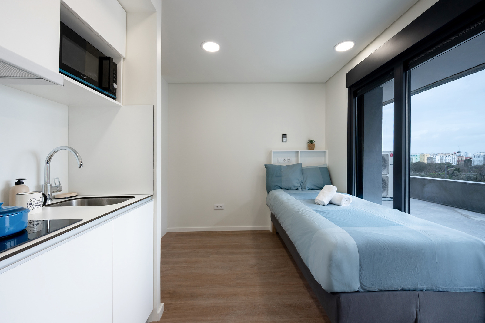 Balcony Deluxe Studio Apartment in Areeiro, lisboa – photo 3 of 18