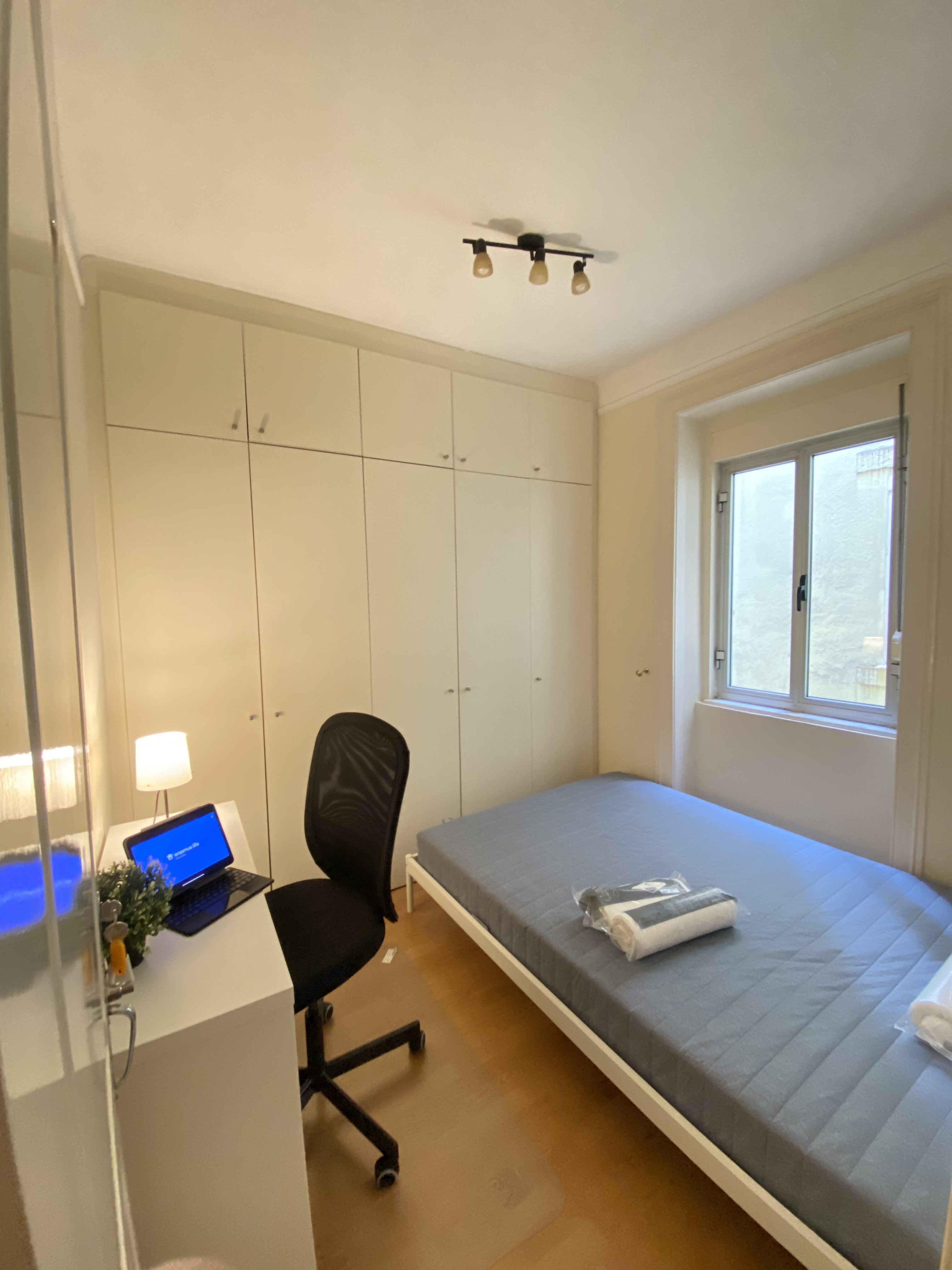 Bright Room nº 3 with Window & Lamp in lisboa – photo 1 of 4