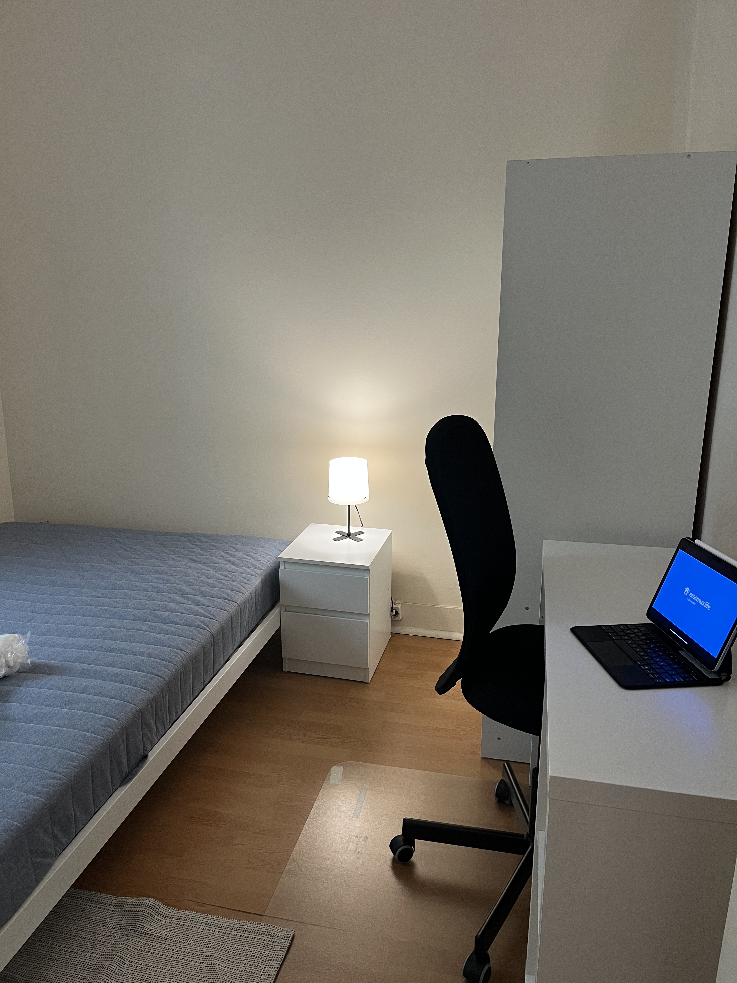 Bright Double Room nº 6 with Large Window & Desk in Avenidas Novas, lisboa – photo 5 of 25