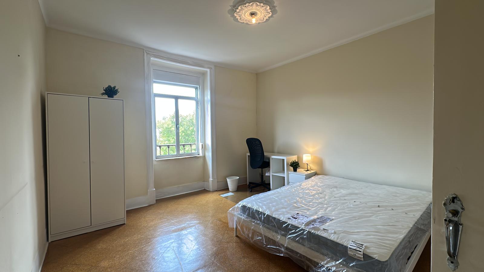 Bright Double Room 1 with Window in Avenidas Novas, lisboa – photo 2 of 26