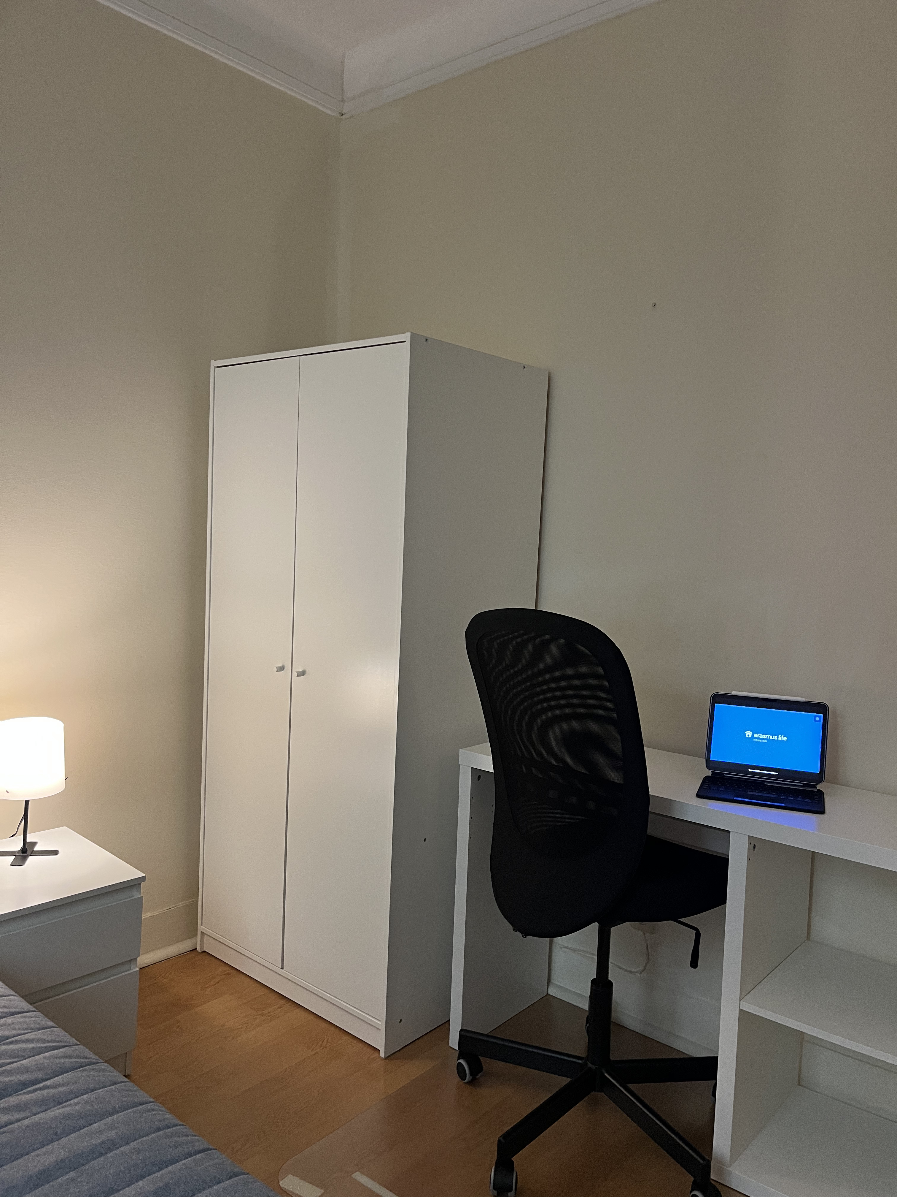 Bright Double Room nº 6 with Large Window & Desk in Avenidas Novas, lisboa – photo 4 of 25
