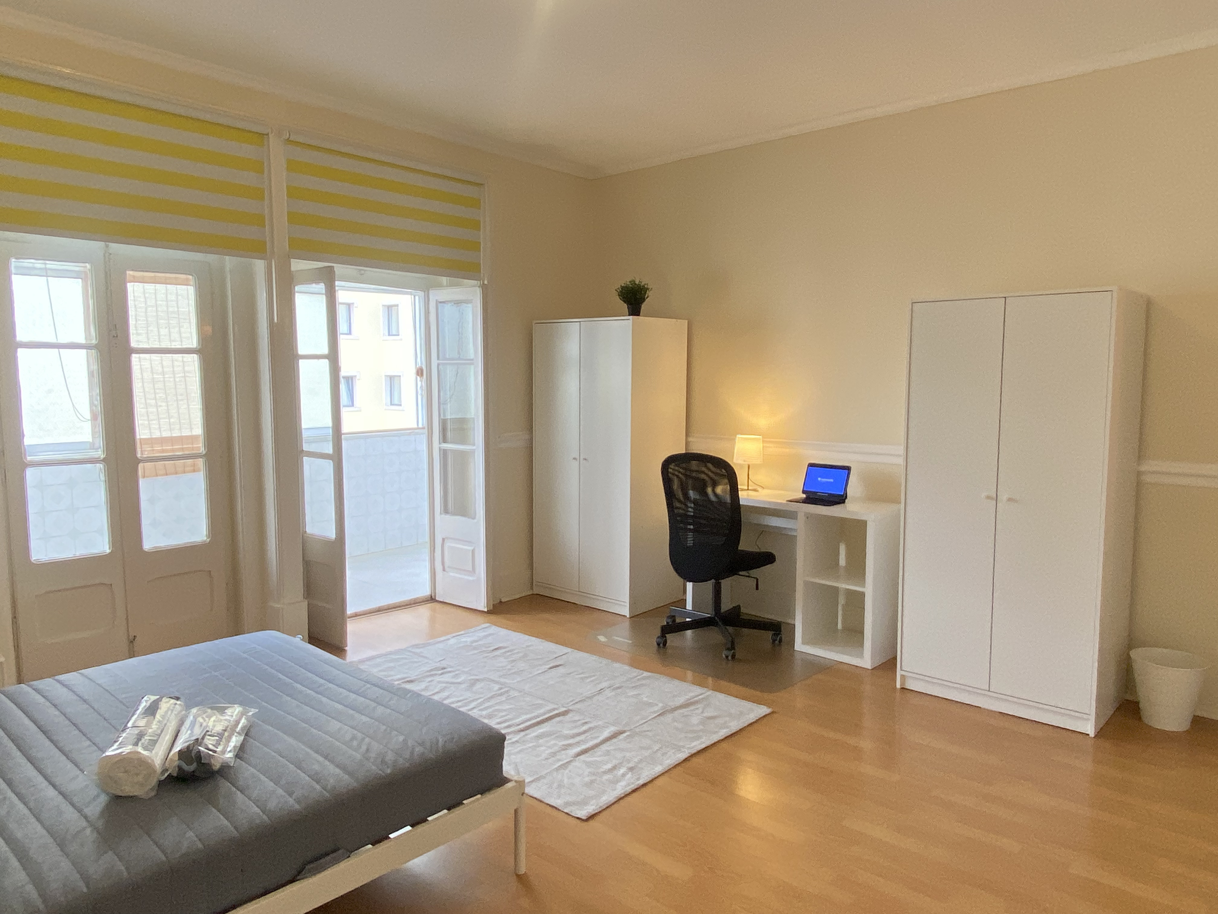 Bright Double Room nº 7 with Balcony & Desk in Avenidas Novas, lisboa – photo 3 of 29