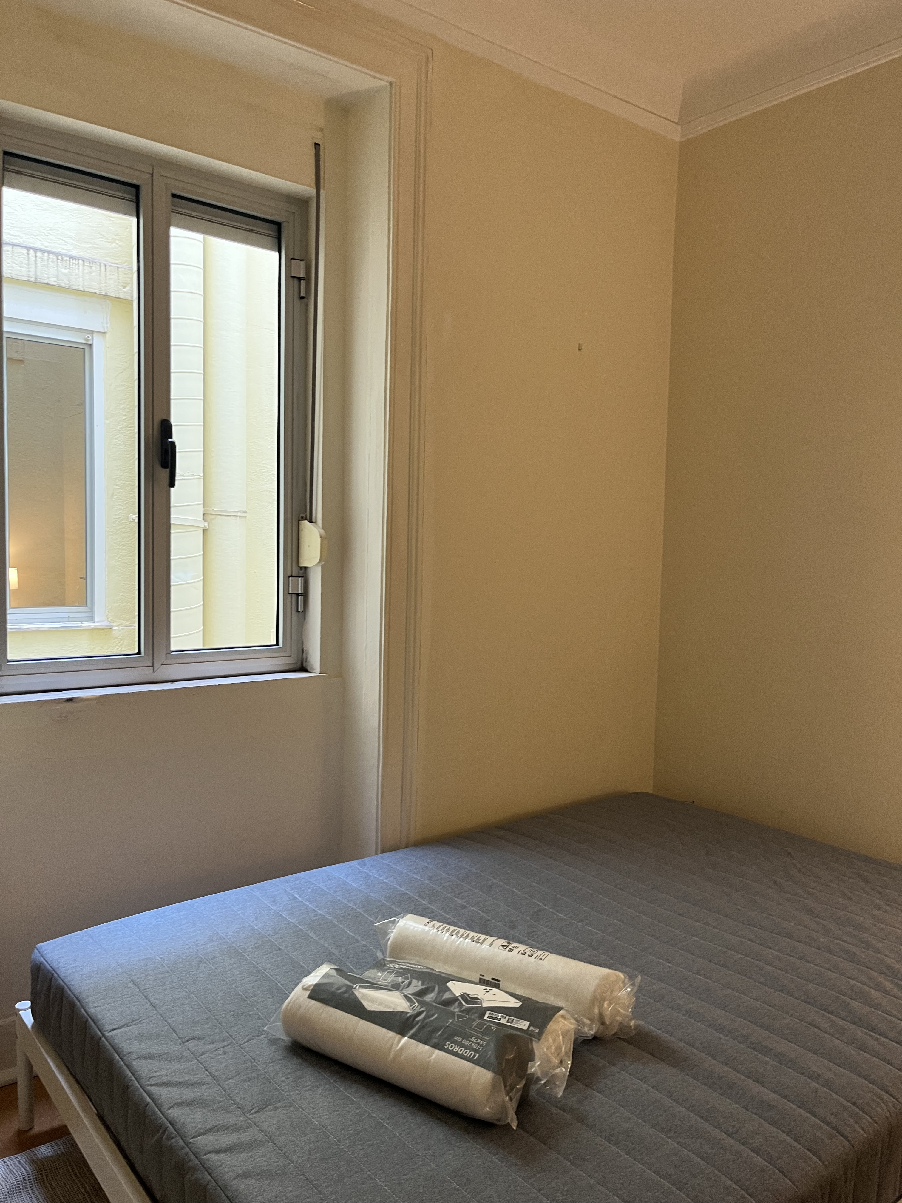Bright Double Room nº 6 with Large Window & Desk in Avenidas Novas, lisboa – photo 3 of 25