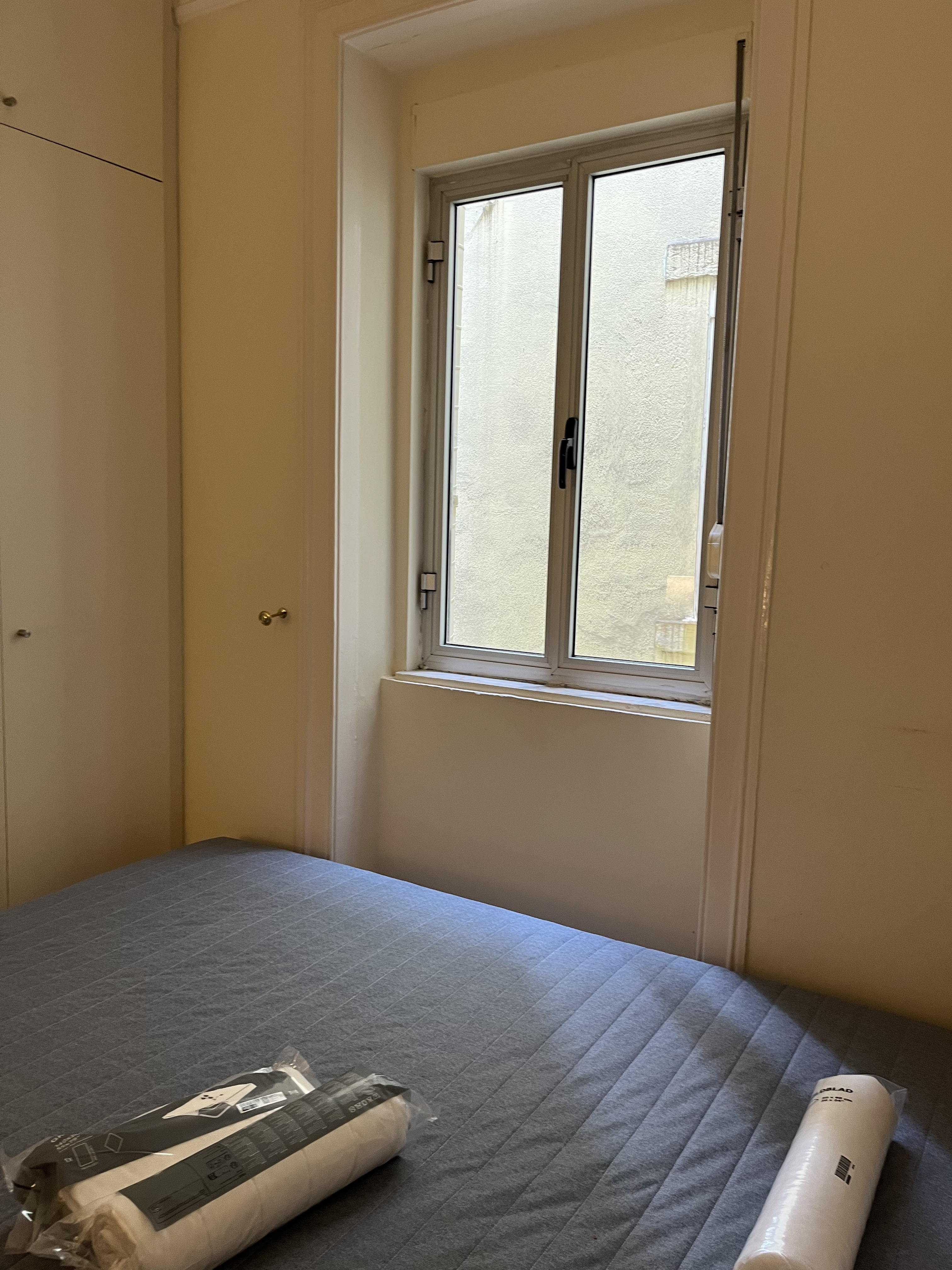 Bright Room nº 3 with Window & Lamp em Avenidas Novas, lisboa – foto 3 de 24