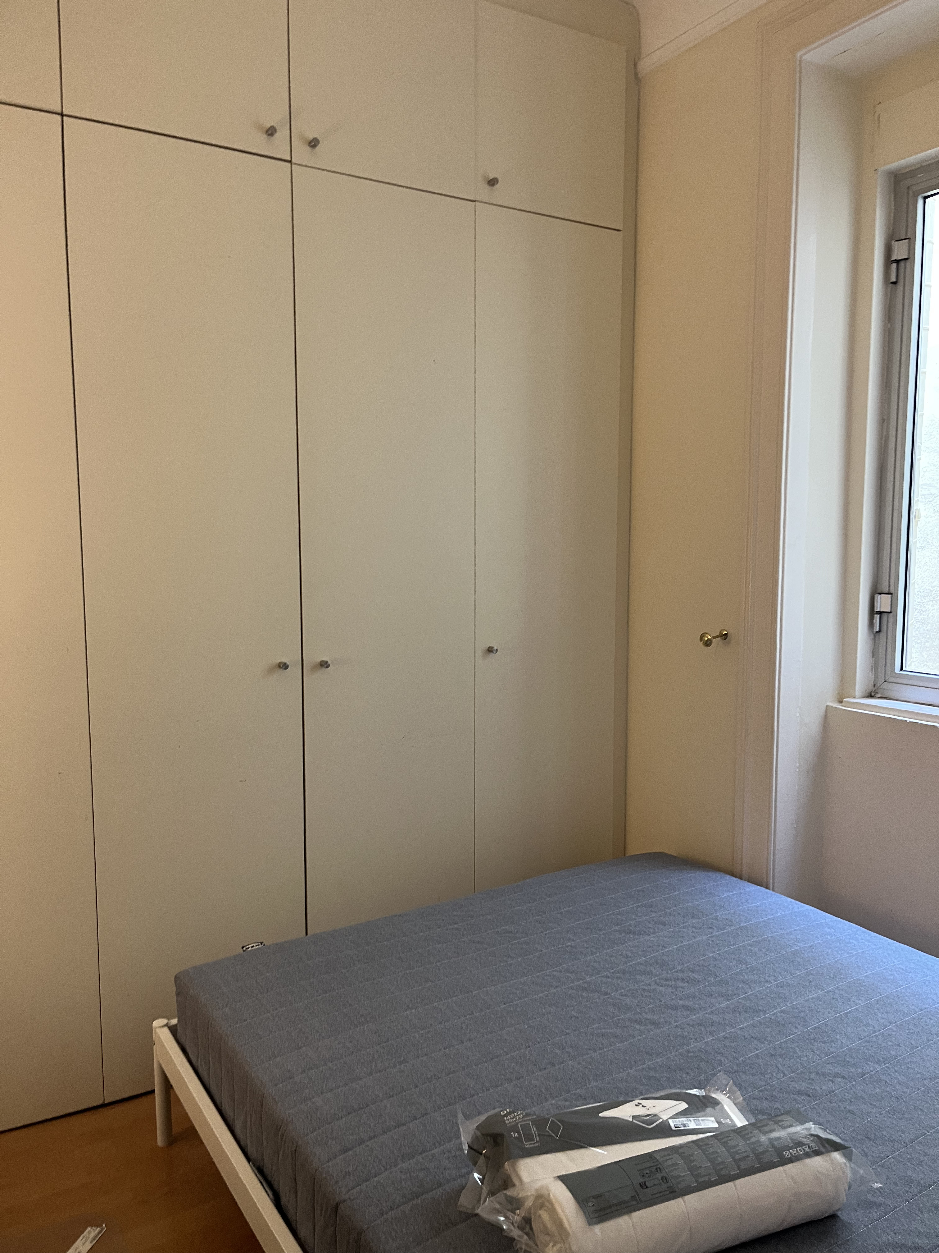 Bright Room nº 3 with Window & Lamp em Avenidas Novas, lisboa – foto 2 de 24