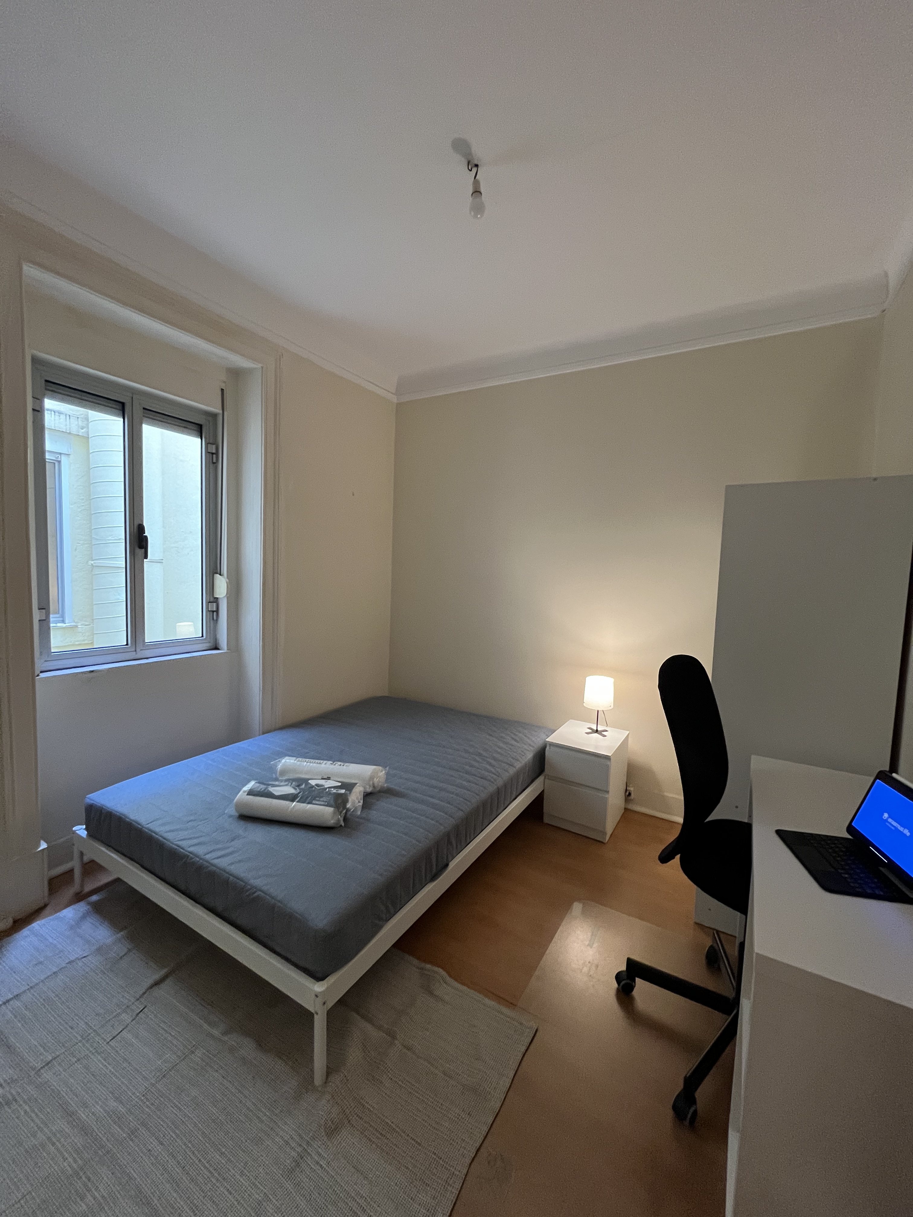Bright Double Room nº 6 with Large Window & Desk in lisboa – photo 1 of 5