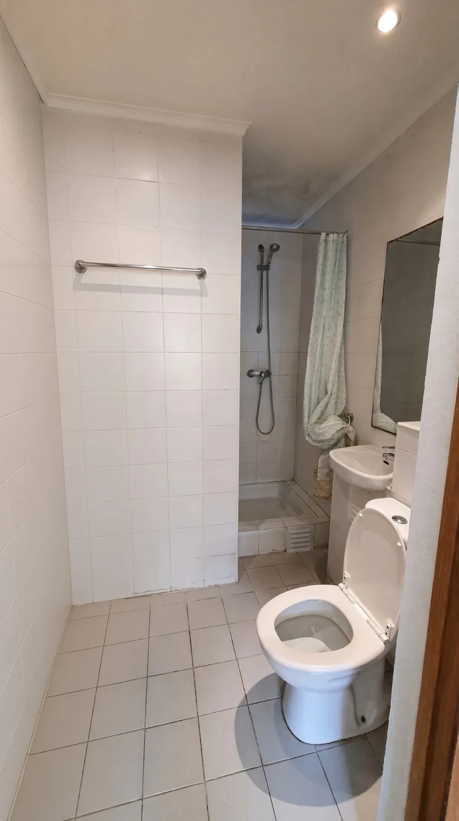 Elegant Double Room 7 with Furnished Comfort in São Jorge de Arroios, lisboa – photo 3 of 11