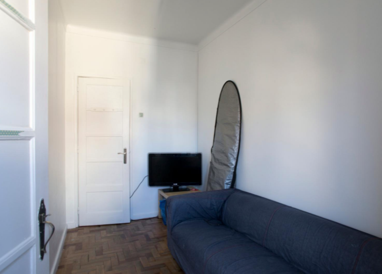 Comfortable Single Room 2 with Desk & Balcony em São Jorge de Arroios, lisboa – foto 3 de 11