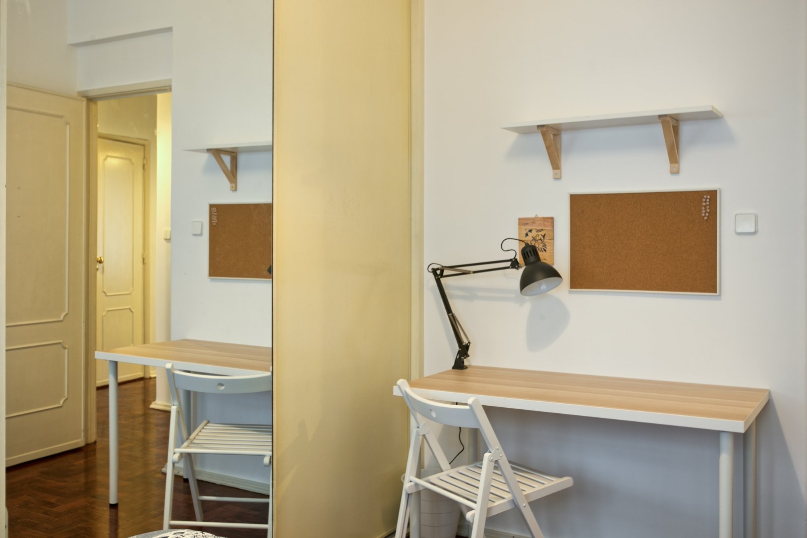 Bright Single Room 5 with Wardrobe & Desk em Benfica, lisboa – foto 3 de 10