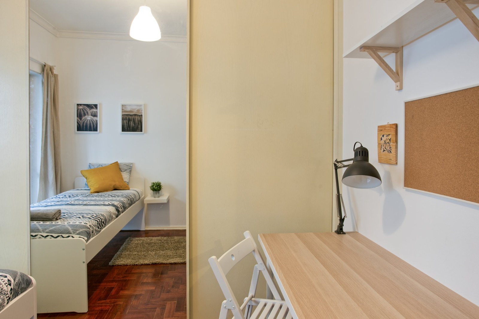 Bright Single Room 5 with Wardrobe & Desk em Benfica, lisboa – foto 2 de 10