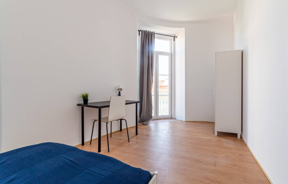 Bright Double Room 3 with Desk & Natural Light em São Domingos de Benfica, lisboa – foto 5 de 14