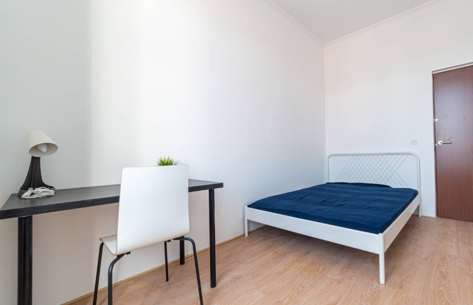 Light-Filled Double Room 2 with Wardrobe & Desk em São Domingos de Benfica, lisboa – foto 3 de 12