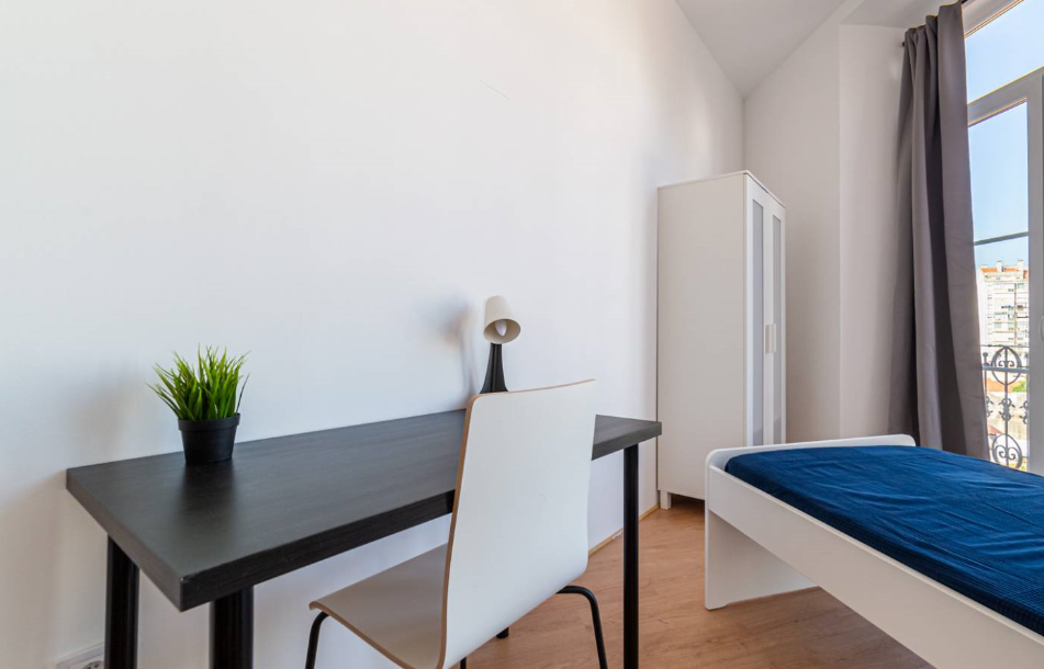 Bright Single Room 6 with Large Window & Desk em São Domingos de Benfica, lisboa – foto 2 de 12