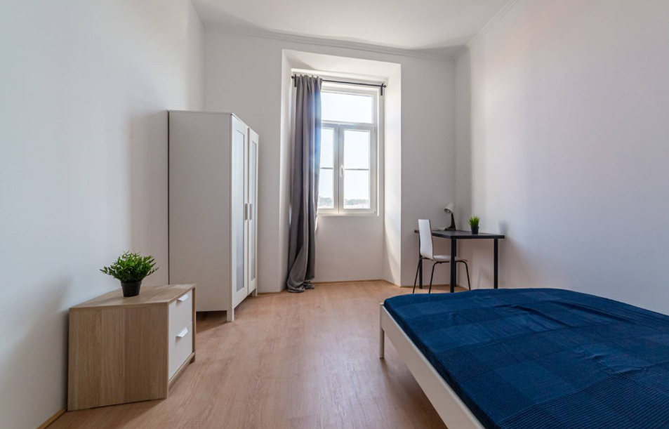 Light-Filled Double Room 2 with Wardrobe & Desk em São Domingos de Benfica, lisboa – foto 2 de 12