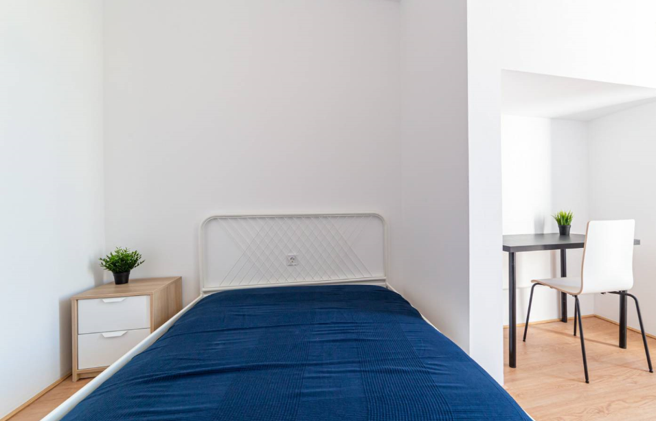 Cozy Double Room 9 with Desk & Balcony Access em São Domingos de Benfica, lisboa – foto 2 de 12