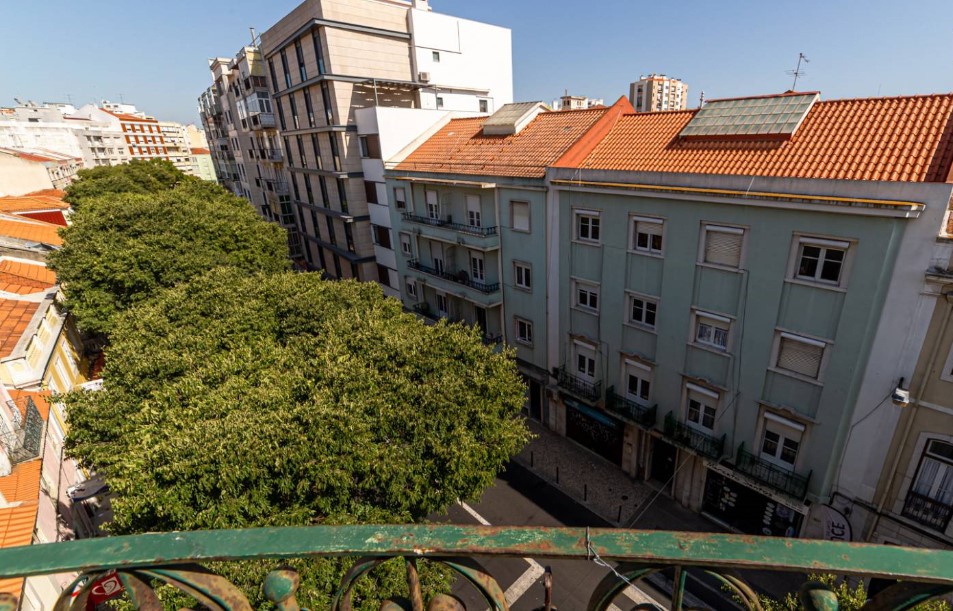 Bright Double Room 3 with Desk & Natural Light em São Domingos de Benfica, lisboa – foto 2 de 14