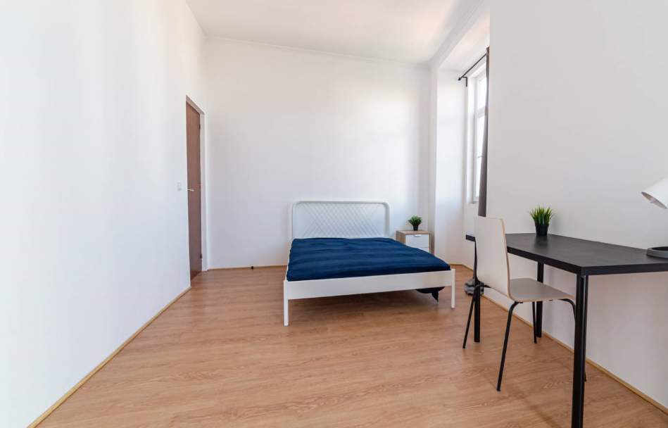 Bright Double Room 3 with Desk & Natural Light em São Domingos de Benfica, lisboa – foto 4 de 14