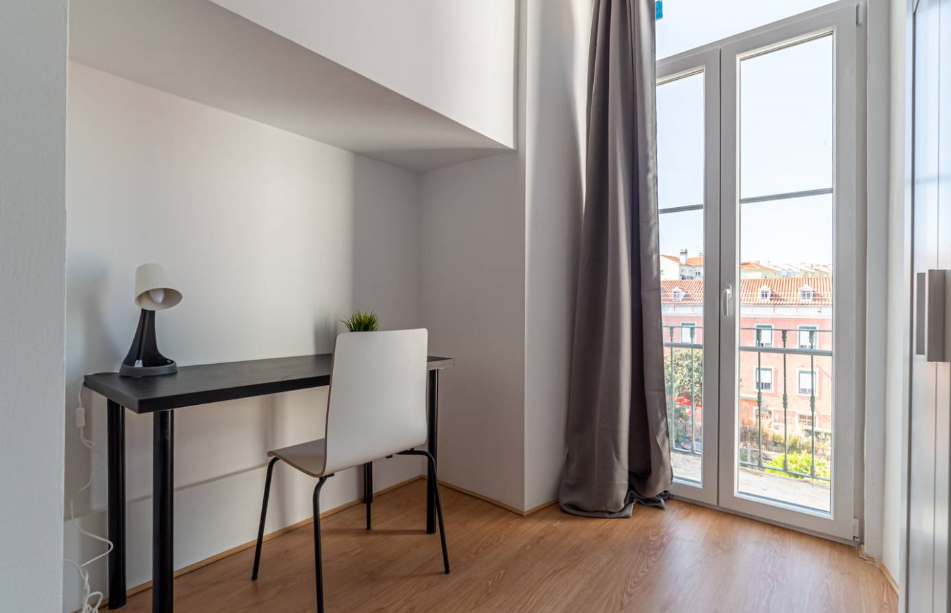 Cozy Double Room 9 with Desk & Balcony Access em São Domingos de Benfica, lisboa – foto 3 de 12