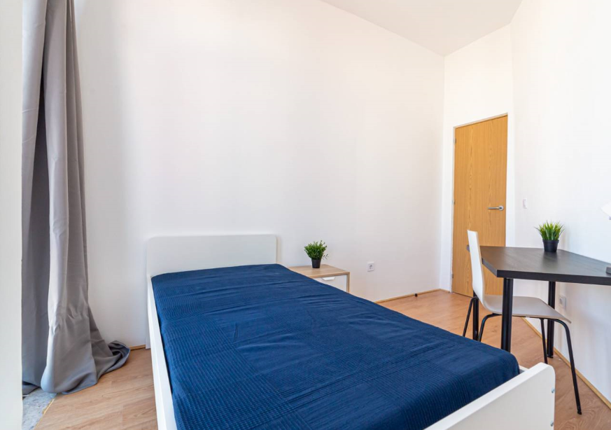 Bright Single Room 6 with Large Window & Desk em São Domingos de Benfica, lisboa – foto 3 de 12