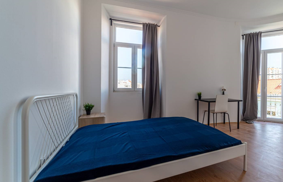 Bright Double Room 3 with Desk & Natural Light em lisboa – foto 1 de 5