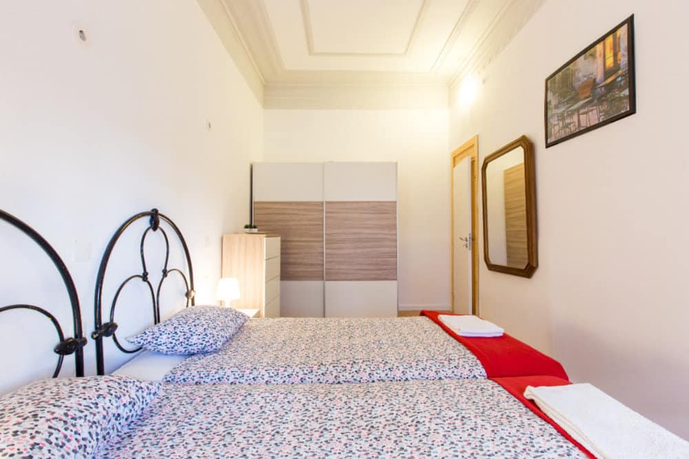 Bright Twin Room 2 with Desk & Window em Santa Isabel, lisboa – foto 2 de 12