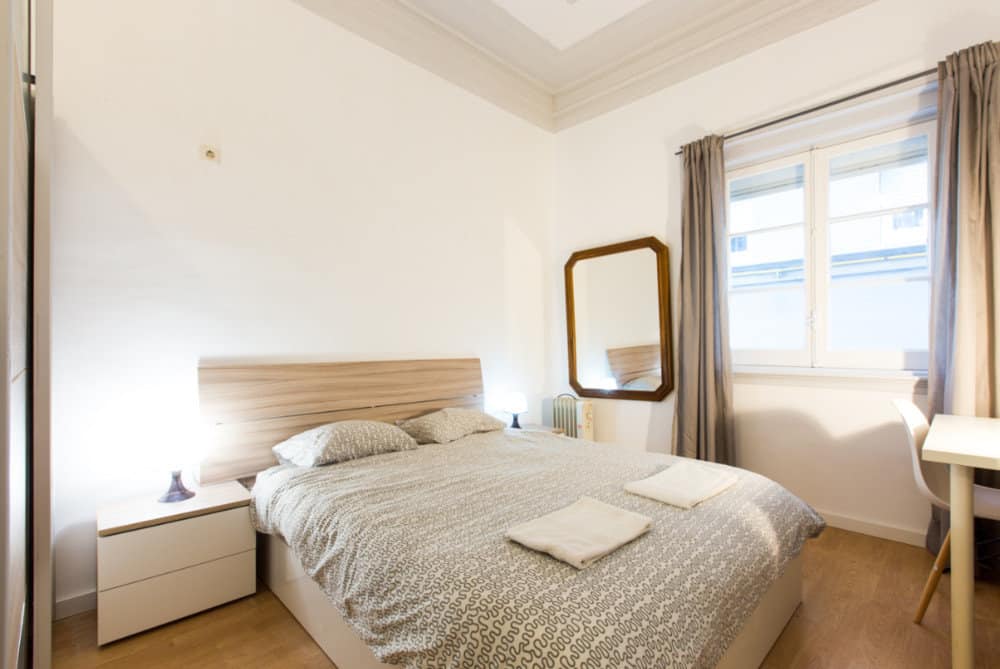 Student Room 3 with Sunny Workspace em Santa Isabel, lisboa – foto 3 de 12
