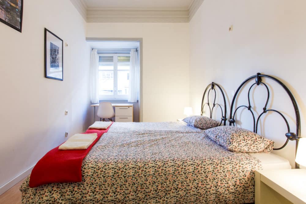 Bright Twin Room 2 with Desk & Window em Santa Isabel, lisboa – foto 3 de 12
