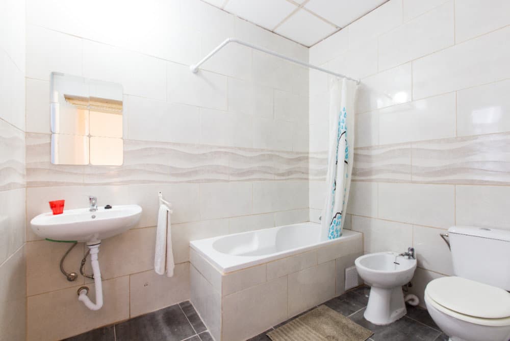 Inviting Double Room 4 with Workspace em Santa Isabel, lisboa – foto 5 de 14