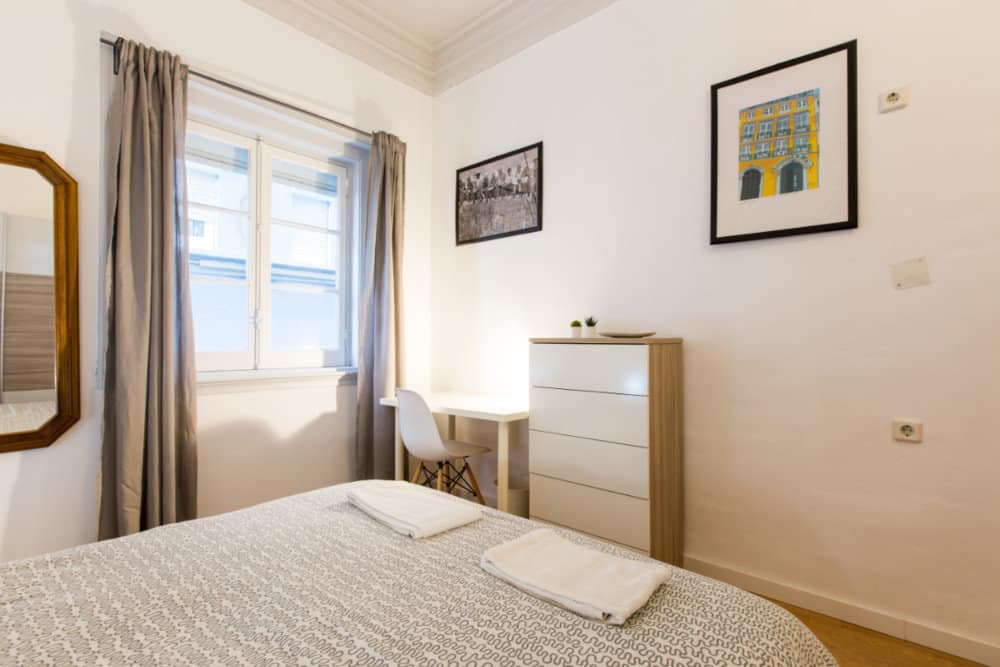 Student Room 3 with Sunny Workspace em Santa Isabel, lisboa – foto 2 de 12