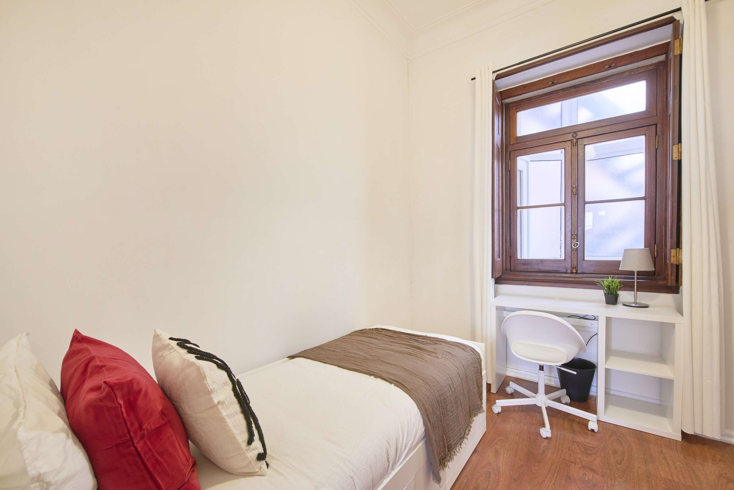 Bright Room 11 with Private Bath & Bed em lisboa – foto 1 de 3