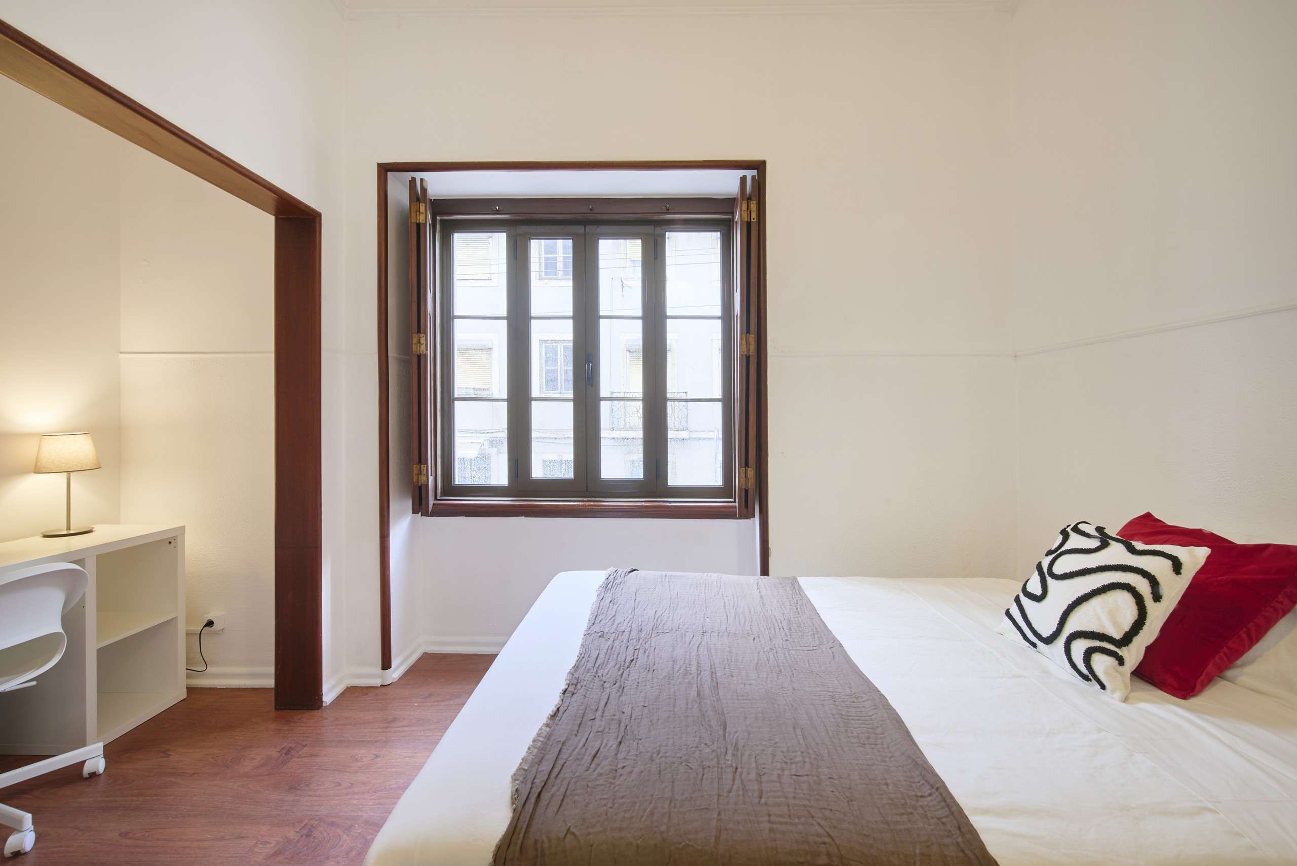 Sunny Room 1 with Desk & Wardrobe em Estrela, lisboa – foto 2 de 16